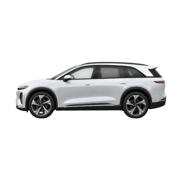 Lucid Gravity 2025 باللون فضي، منظر جانبي (متجه إلى اليسار)