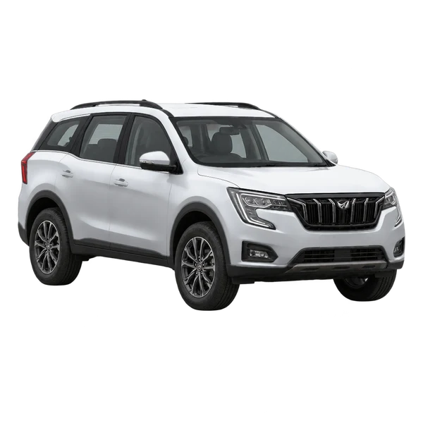 Mahindra XUV 2024 باللون فضي، منظر منظر أمامي بزاوية ثلاثة أرباع (متجه لليسار)