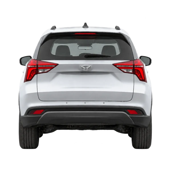 シルバーの2024 Mahindra XUV(リアビュー)