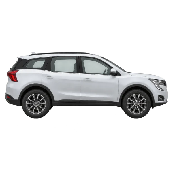 シルバーの2024 Mahindra XUV(側面(右向き)ビュー)