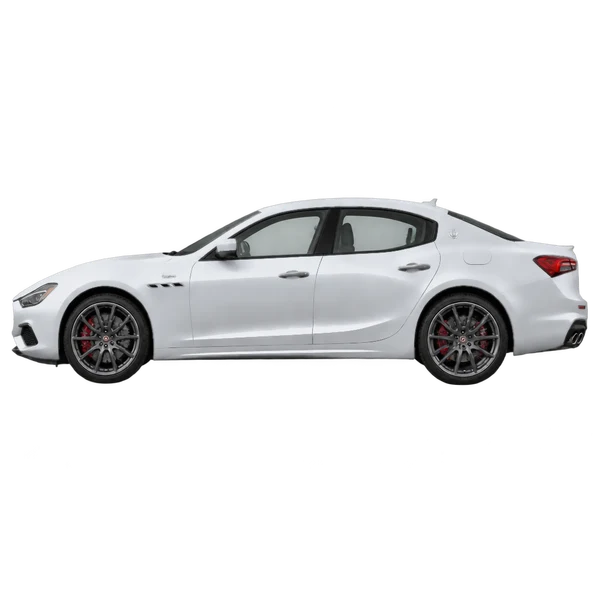 Maserati Ghibli Trofeo 2025 باللون فضي، منظر جانبي (متجه إلى اليسار)