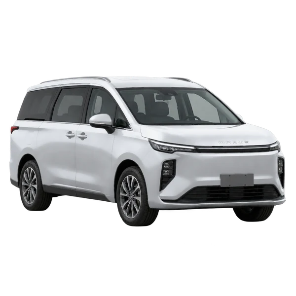 Maxus Mifa 7 2026 باللون فضي، منظر منظر أمامي بزاوية ثلاثة أرباع (متجه لليسار)