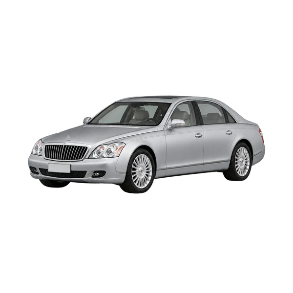 Maybach 57 2021 باللون فضي، منظر منظر أمامي بزاوية ثلاثة أرباع (متجه لليسار)
