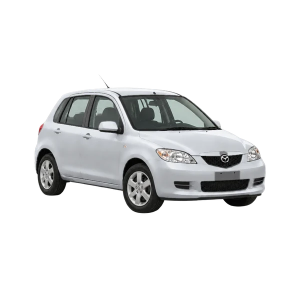 Mazda 2 2004 باللون فضي، منظر زاوية ثلاثة أرباع أمامية (باتجاه اليمين)