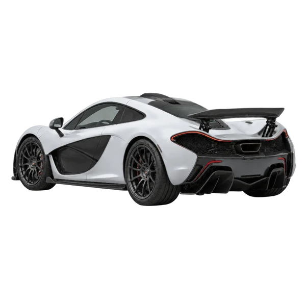 2021 McLaren P1 in Silber, Ansicht: Dreiviertelansicht von hinten (nach links gerichtet)