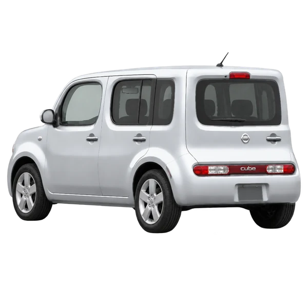 Nissan Cube 2013 باللون فضي، منظر ثلاثة أرباع خلفي (باتجاه اليسار)
