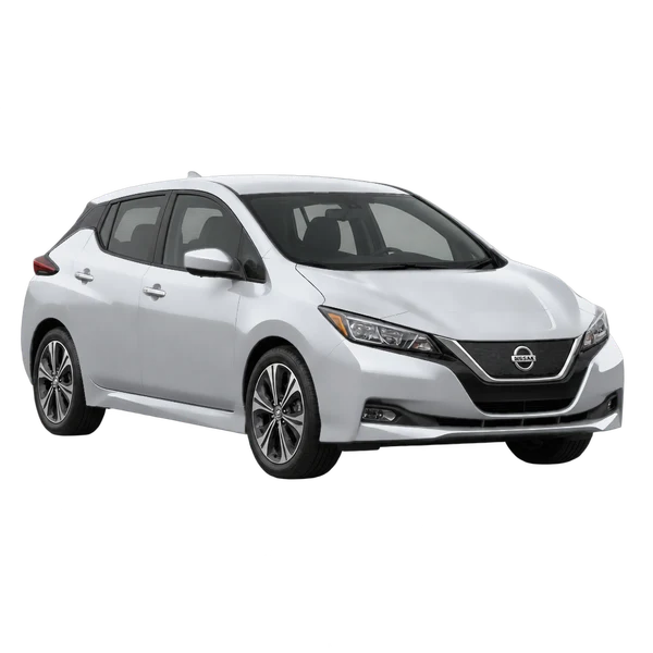 Nissan Leaf 2026 باللون فضي، منظر منظر أمامي بزاوية ثلاثة أرباع (متجه لليسار)