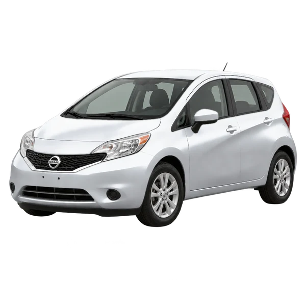 Nissan Note 2014 باللون فضي، منظر منظر أمامي بزاوية ثلاثة أرباع (متجه لليسار)