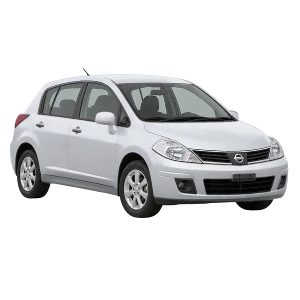 Nissan Tiida 2008 باللون فضي، منظر منظر أمامي بزاوية ثلاثة أرباع (متجه لليسار)