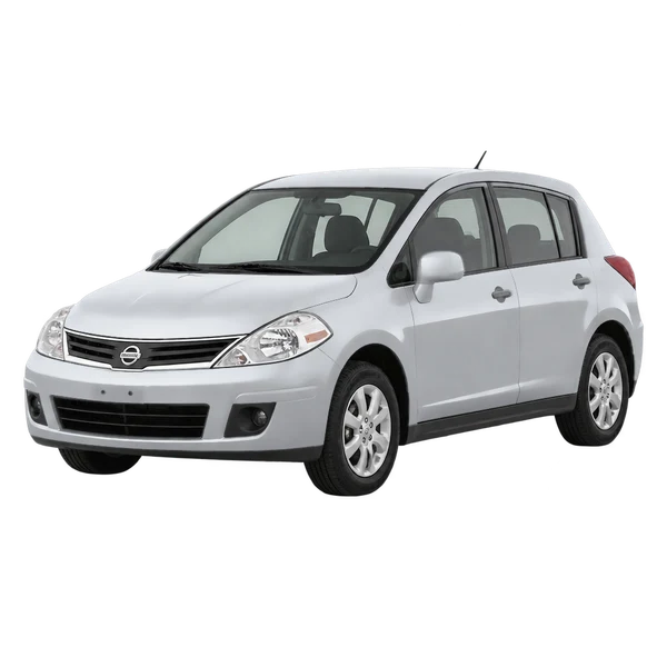 Nissan Tiida 2009 en plateado, vista frontal tres cuartos (hacia la izquierda)