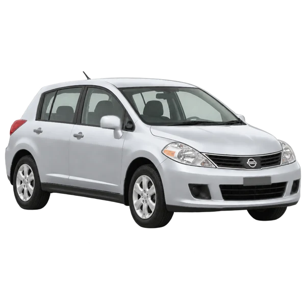 Nissan Tiida 2011 باللون فضي، منظر زاوية ثلاثة أرباع أمامية (باتجاه اليمين)