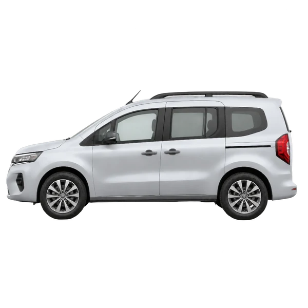 Nissan Townstar 2023 باللون فضي، منظر جانبي (متجه إلى اليسار)