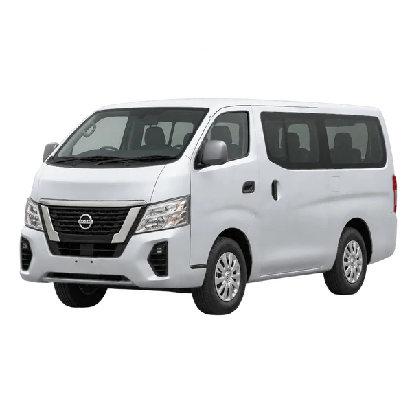 Nissan Urvan 2022 باللون فضي، منظر منظر أمامي بزاوية ثلاثة أرباع (متجه لليسار)
