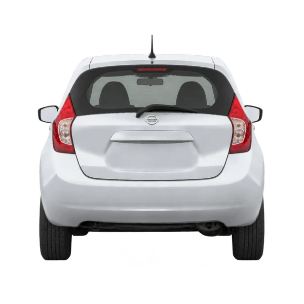 Nissan Versa Note 2015 باللون فضي، منظر من الخلف