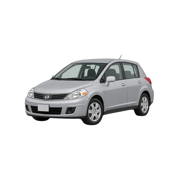 Nissan Versa 2010 en plateado, vista frontal tres cuartos (hacia la izquierda)