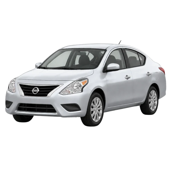 Nissan Versa 2014 en plateado, vista frontal tres cuartos (hacia la izquierda)