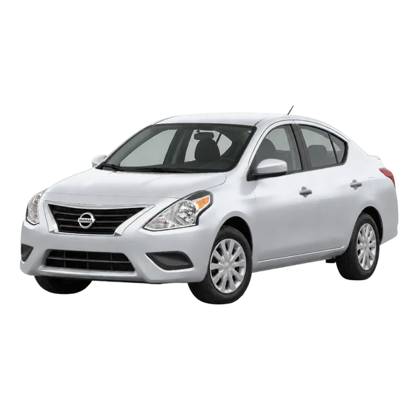 Nissan Versa 2015 باللون فضي، منظر منظر أمامي بزاوية ثلاثة أرباع (متجه لليسار)