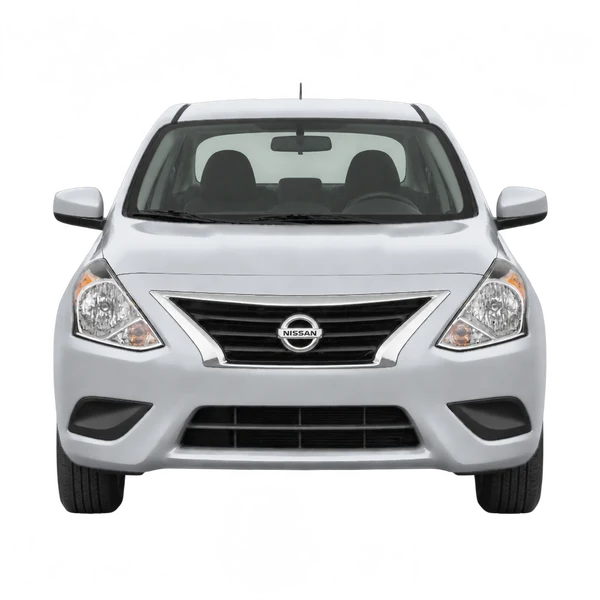 Nissan Versa 2015 باللون فضي، منظر أمامي