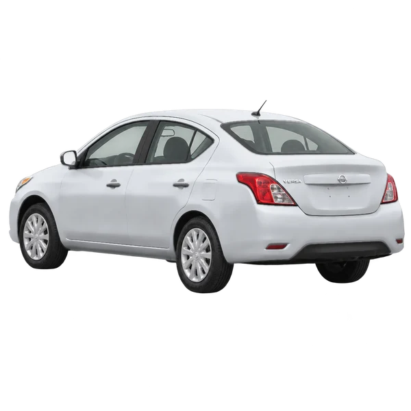 Nissan Versa 2015 باللون فضي، منظر ثلاثة أرباع خلفي (باتجاه اليسار)