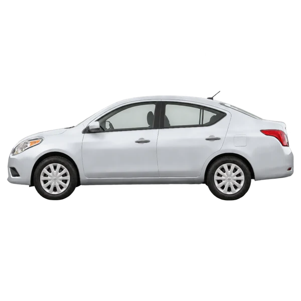 Nissan Versa 2015 باللون فضي، منظر جانبي (متجه إلى اليسار)