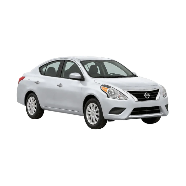 Nissan Versa 2017 en plateado, vista tres cuartos frontal (mirando a la derecha)