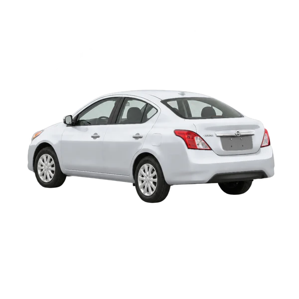 Nissan Versa 2017 en plateado, vista tres cuartos trasero (mirando a la izquierda)