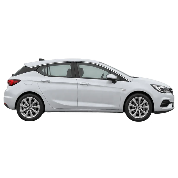 Opel Astra 2024 باللون فضي، منظر منظر جانبي (باتجاه اليمين)