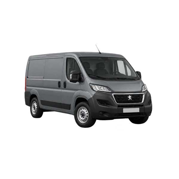 Peugeot Boxer 2022 باللون رمادي، منظر منظر أمامي بزاوية ثلاثة أرباع (متجه لليسار)