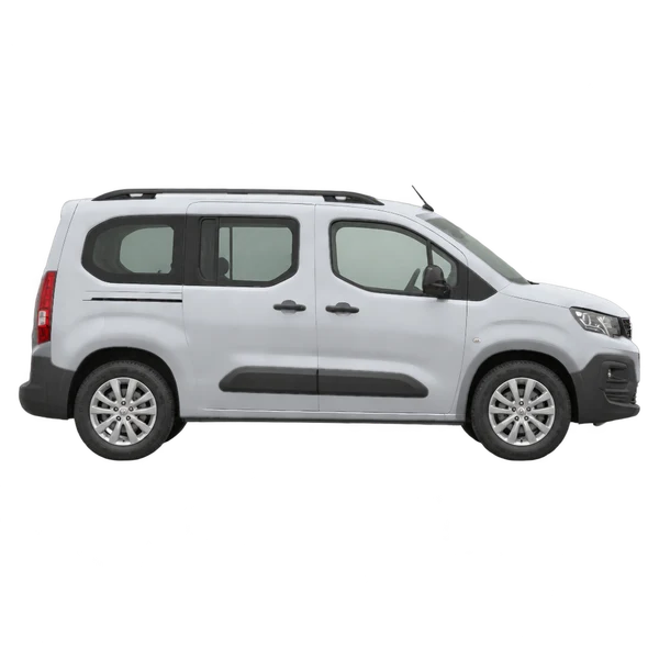 Peugeot Partner 2024 باللون فضي، منظر منظر جانبي (باتجاه اليمين)