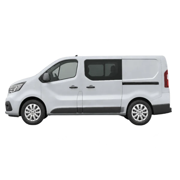 Renault Trafic 2021 باللون فضي، منظر جانبي (متجه إلى اليسار)