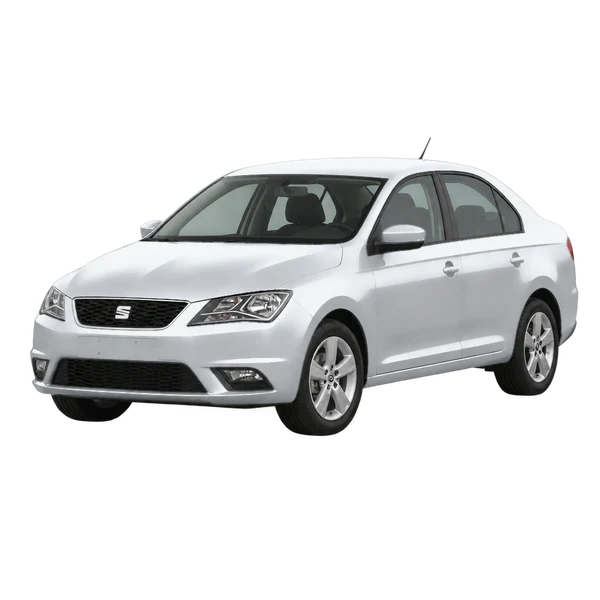 SEAT Toledo 2015 باللون فضي، منظر منظر أمامي بزاوية ثلاثة أرباع (متجه لليسار)