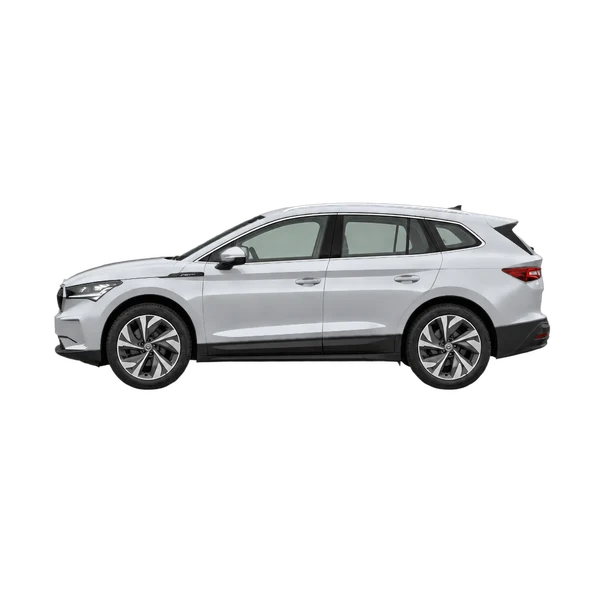 Skoda Enyaq 2024 باللون فضي، منظر جانبي (متجه إلى اليسار)