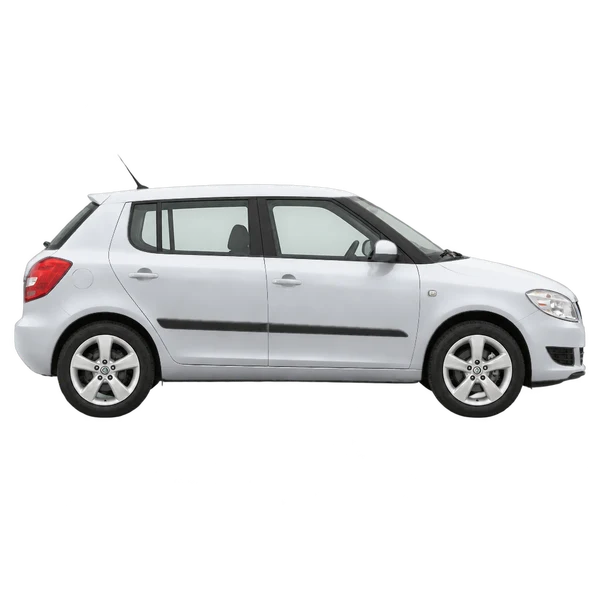 Skoda Fabia 2012 en plateado, vista lateral (hacia la derecha)