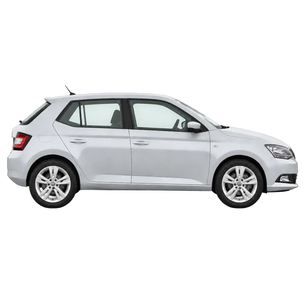 Skoda Fabia 2015 en plateado, vista lateral (hacia la derecha)