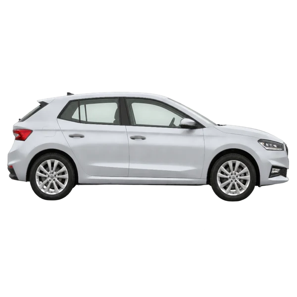 Skoda Fabia 2023 en plateado, vista lateral (hacia la derecha)
