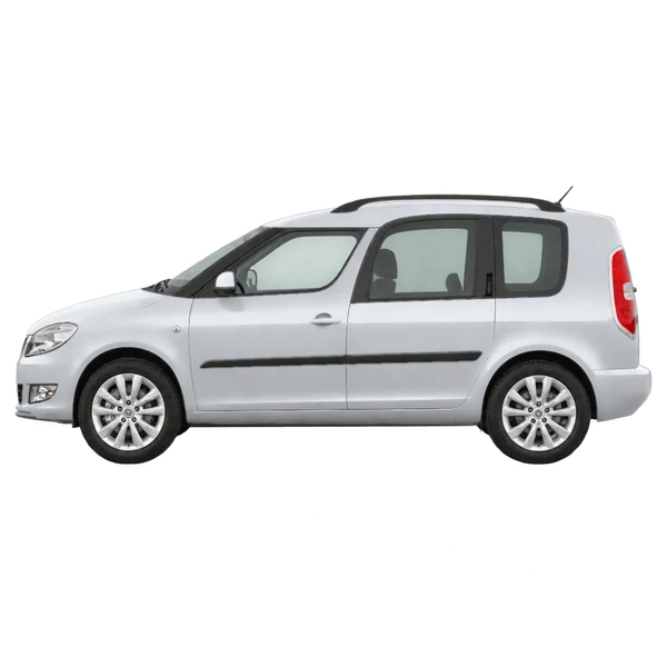 Skoda Roomster 2013 باللون فضي، منظر جانبي (متجه إلى اليسار)