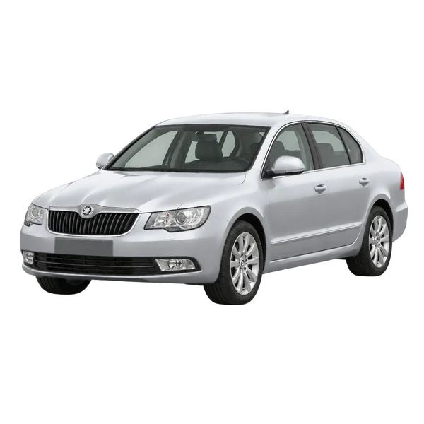 Skoda Superb 2013 باللون فضي، منظر منظر أمامي بزاوية ثلاثة أرباع (متجه لليسار)