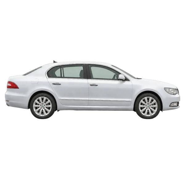 Skoda Superb 2013 باللون فضي، منظر منظر جانبي (باتجاه اليمين)