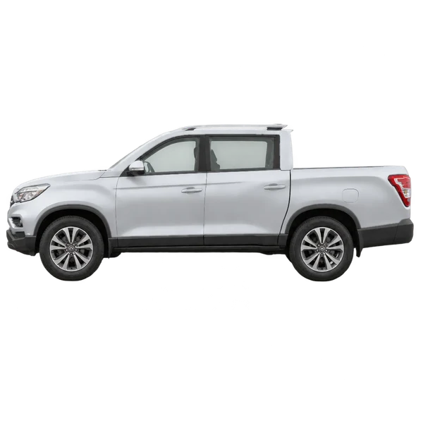SsangYong Musso 2020 باللون فضي، منظر جانبي (متجه إلى اليسار)