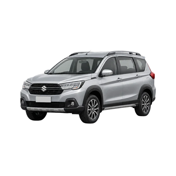 Suzuki XL7 2021 باللون فضي، منظر منظر أمامي بزاوية ثلاثة أرباع (متجه لليسار)