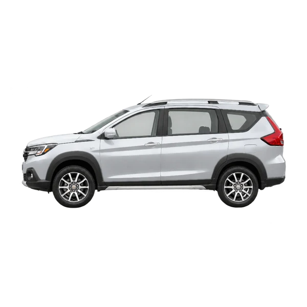 Suzuki XL7 2022 باللون فضي، منظر جانبي (متجه إلى اليسار)