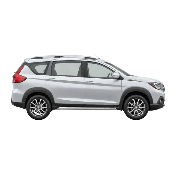 Suzuki XL7 2022 باللون فضي، منظر منظر جانبي (باتجاه اليمين)