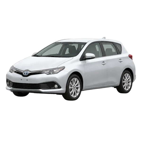 Toyota Auris 2017 باللون فضي، منظر منظر أمامي بزاوية ثلاثة أرباع (متجه لليسار)