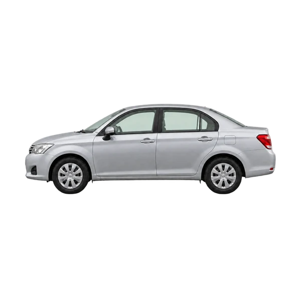 Toyota Axio 2015 باللون فضي، منظر جانبي (متجه إلى اليسار)
