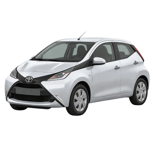 Toyota Aygo 2016 prata, vista dianteira em três quartos (voltada para a esquerda)