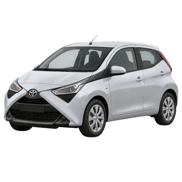 Toyota Aygo 2020 باللون فضي، منظر منظر أمامي بزاوية ثلاثة أرباع (متجه لليسار)