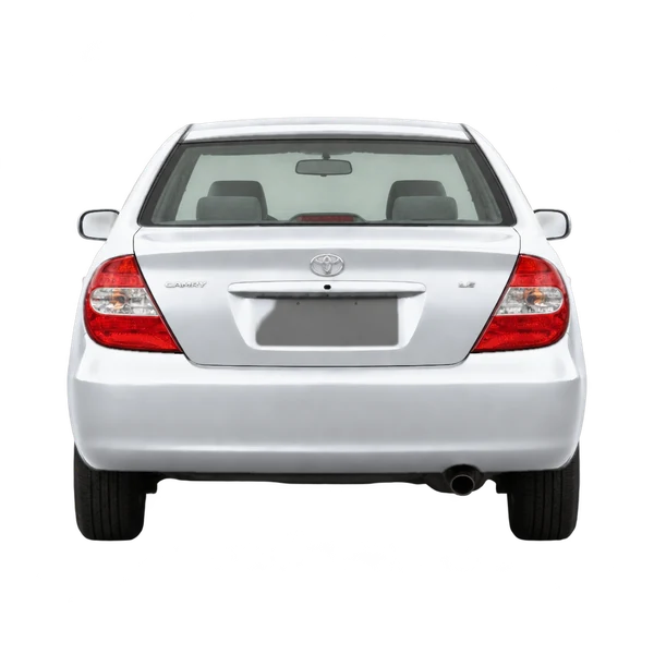 Toyota Camry 2005 باللون فضي، منظر من الخلف