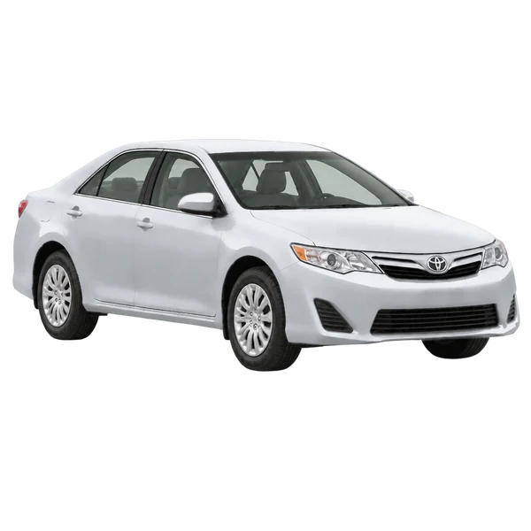 Toyota Camry 2012 en plateado, vista tres cuartos frontal (mirando a la derecha)
