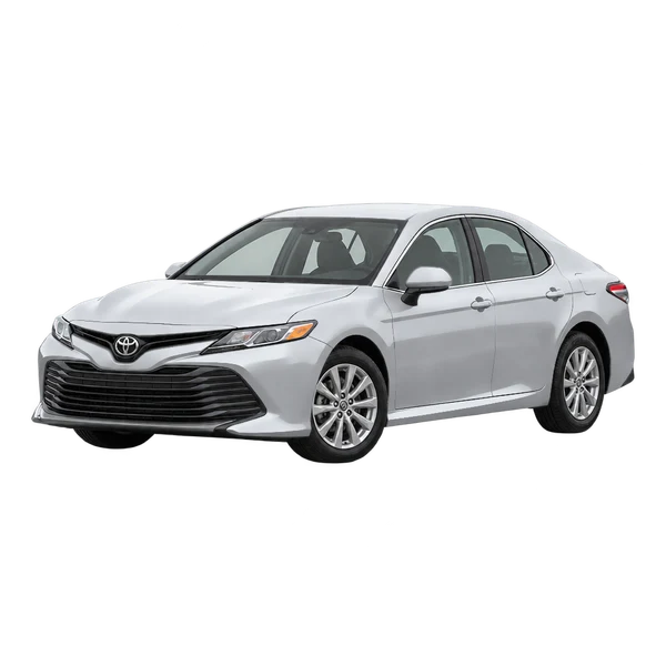Toyota Camry 2018 en plateado, vista frontal tres cuartos (hacia la izquierda)