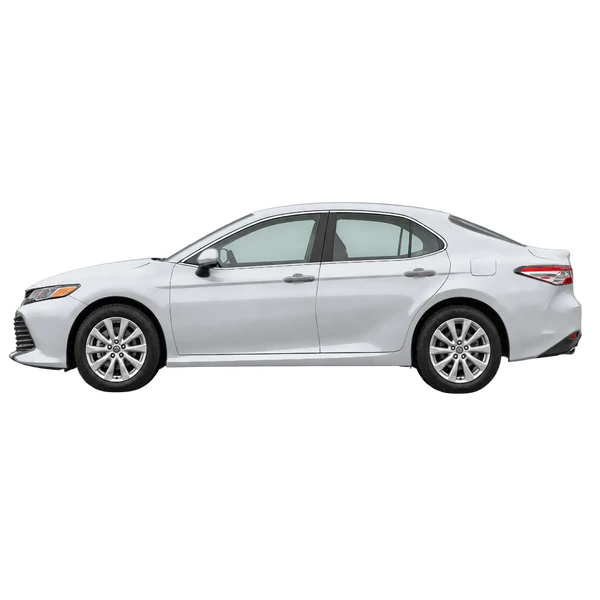 Toyota Camry 2020 en plateado, vista lateral (mirando a la izquierda)